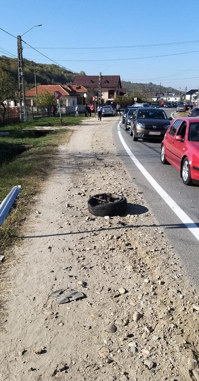 Trei adulţi şi doi copii, răniţi în accident la Merişani (3)