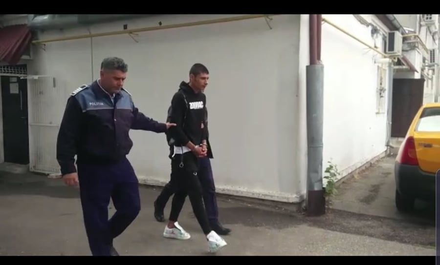 adolescenti prinsi dupa ce au vrut sa sparga un chiosc de paine (1)