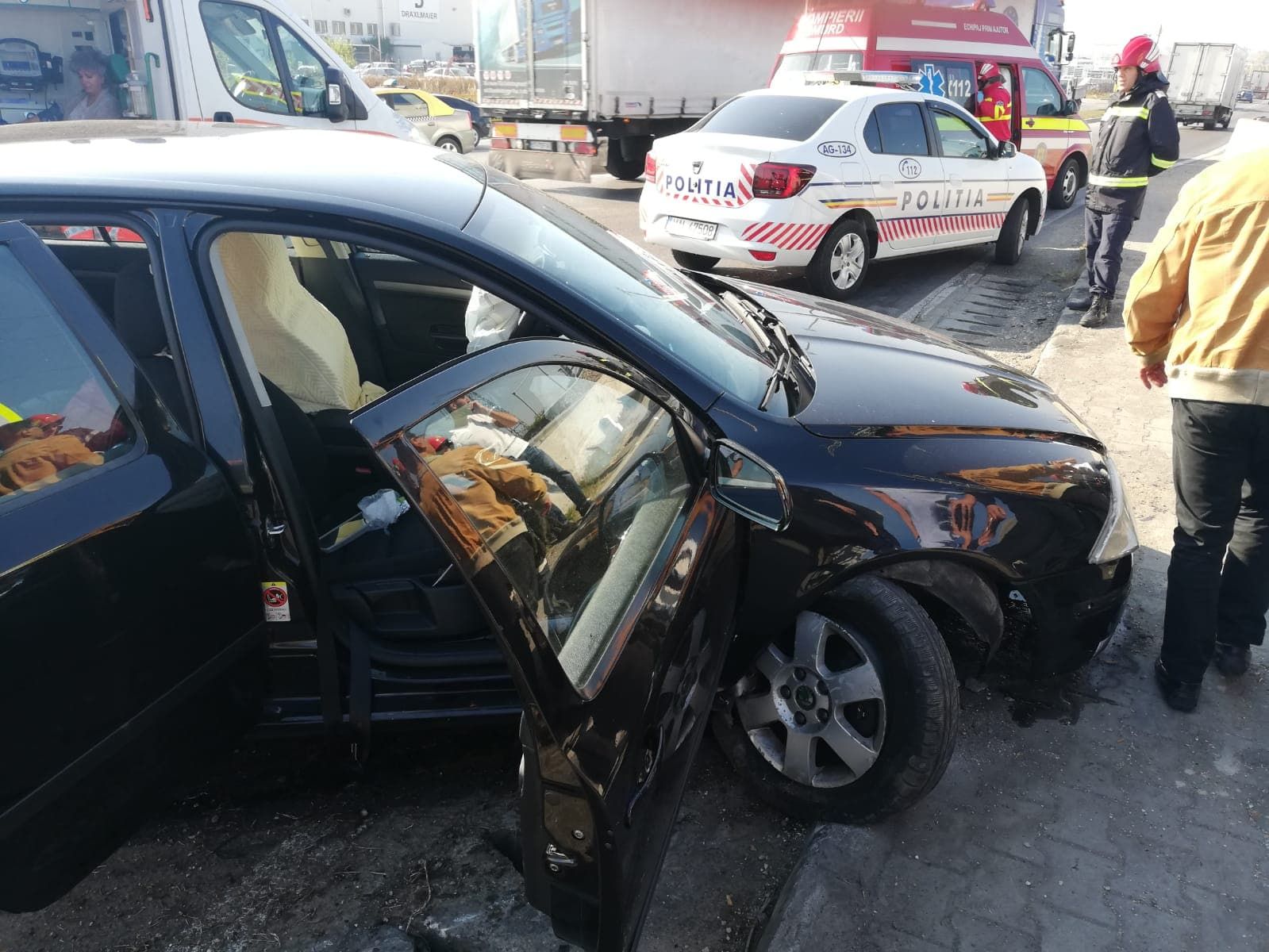 Şoferiţa s-a oprit cu maşina în parapetul din beton.1