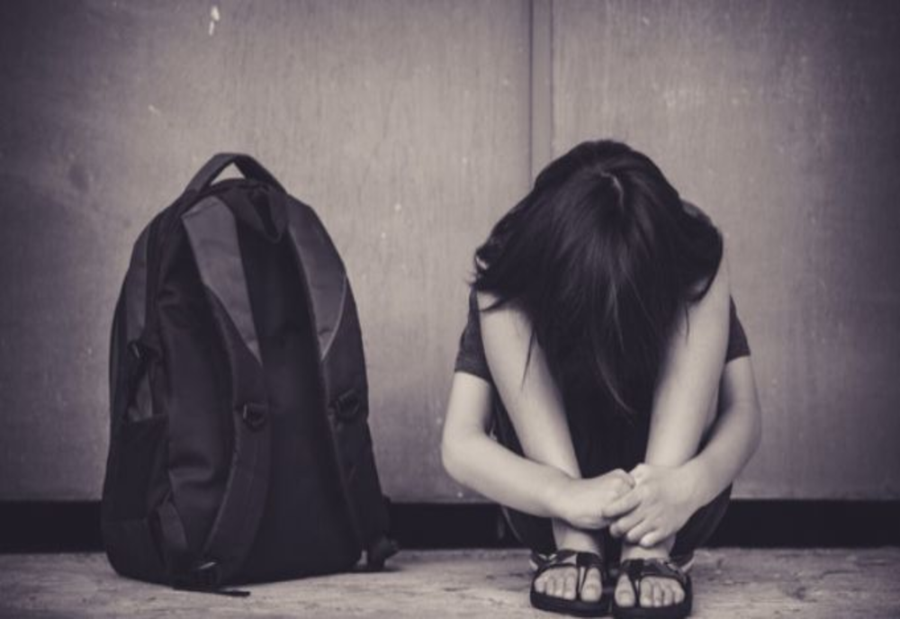 Monstru cu chip de om! O fată de 7 ani a fost violată de tatăl ei