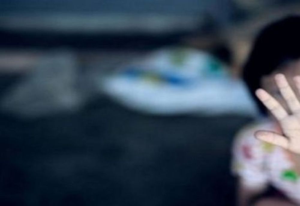 O fată de 11 ani a fost violată de fratele ei timp de un an