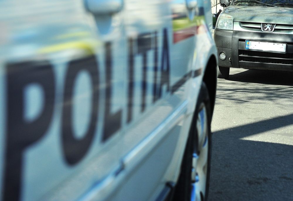 Caracal: Adolescenţi loviţi de o maşină care a intrat pe trotuar