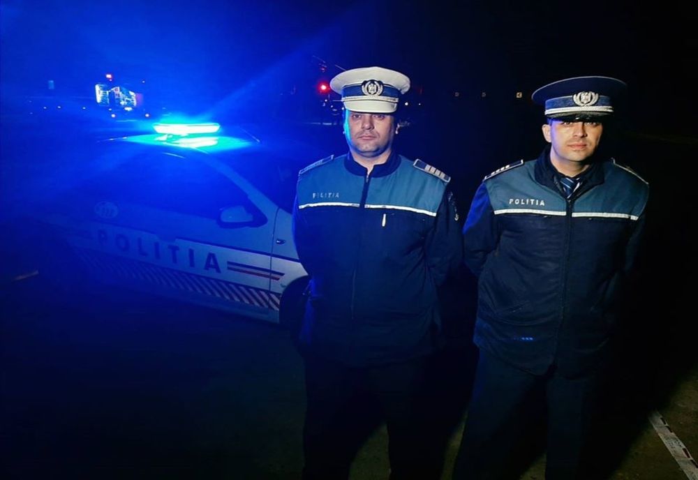 Eroii zilei! Doi polițiști argeșeni au salvat mai multe persoane dintr-un imobil cuprins de flăcări