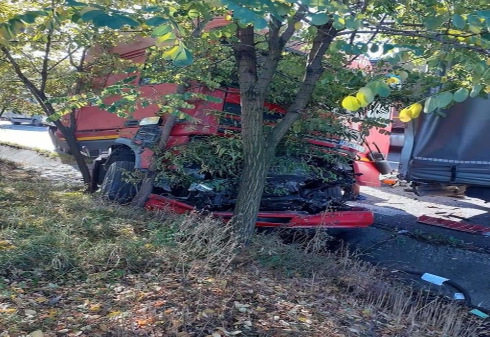 Accident între două tiruri, la Drăganu. Unul dintre șoferi a ajuns la spital