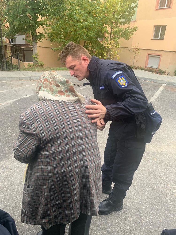 Bătrână rătăcită, găsită de jandarmi