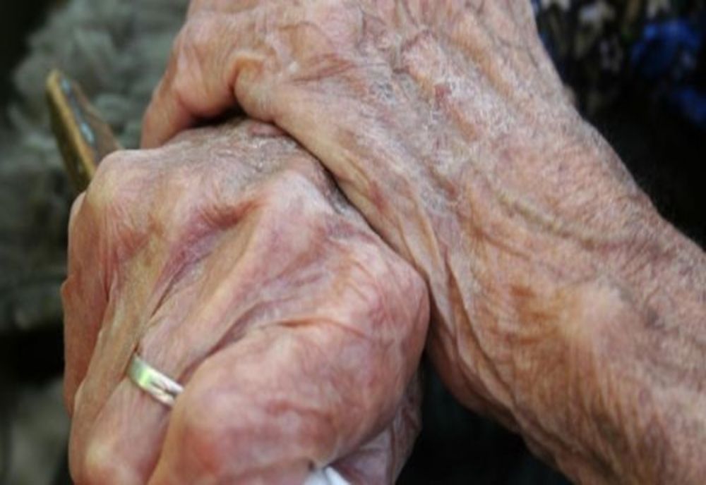 Septuagenar trimis în judecată după ce a bătut o bătrână pentru un petic de pământ