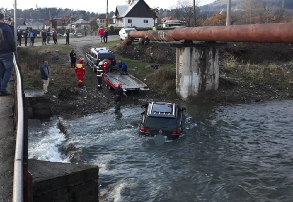 Soţ ţi soţie au rămas cu maşina în mijlocului râului, la Câmpulung