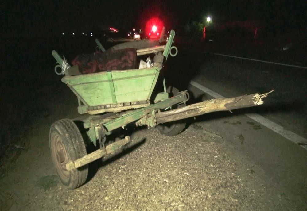 Accident între o mașină și o căruță nesemnalizată. Căruțașul a ajuns la spital