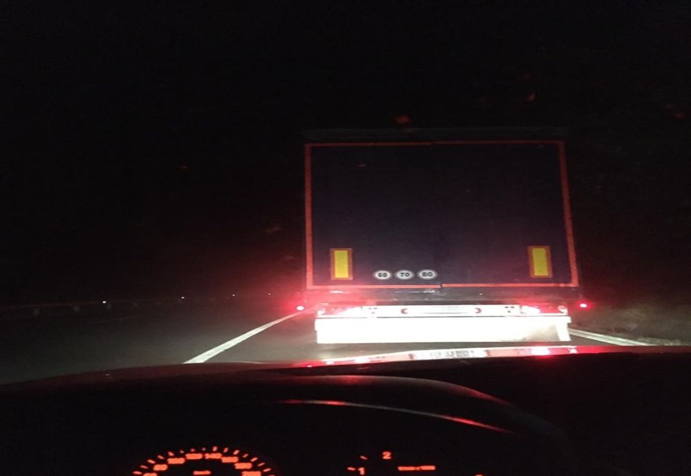 Accident pe Dealul Negru! Dubiță prinsă între două tiruri