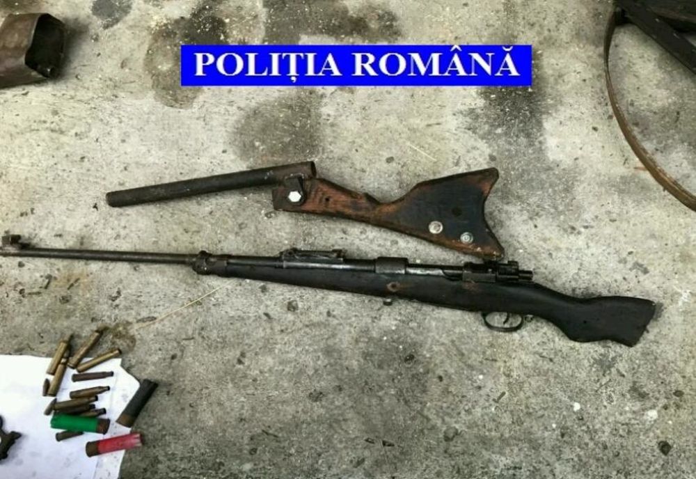 Bărbat reținut după ce polițiștii au găsit la locuința sa două arme deținute ilegal