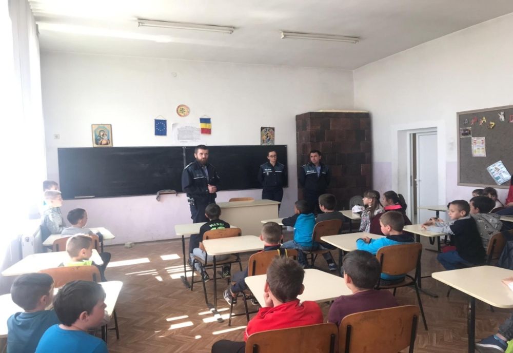 Poliţişii i-au învăţat pe elevi cum să se ferească de infractori
