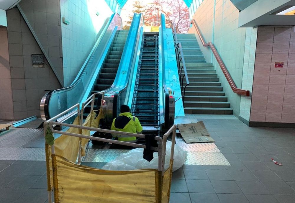 Primele reparaţii după 11 ani, la scările rulante din Pasajul Magnolia