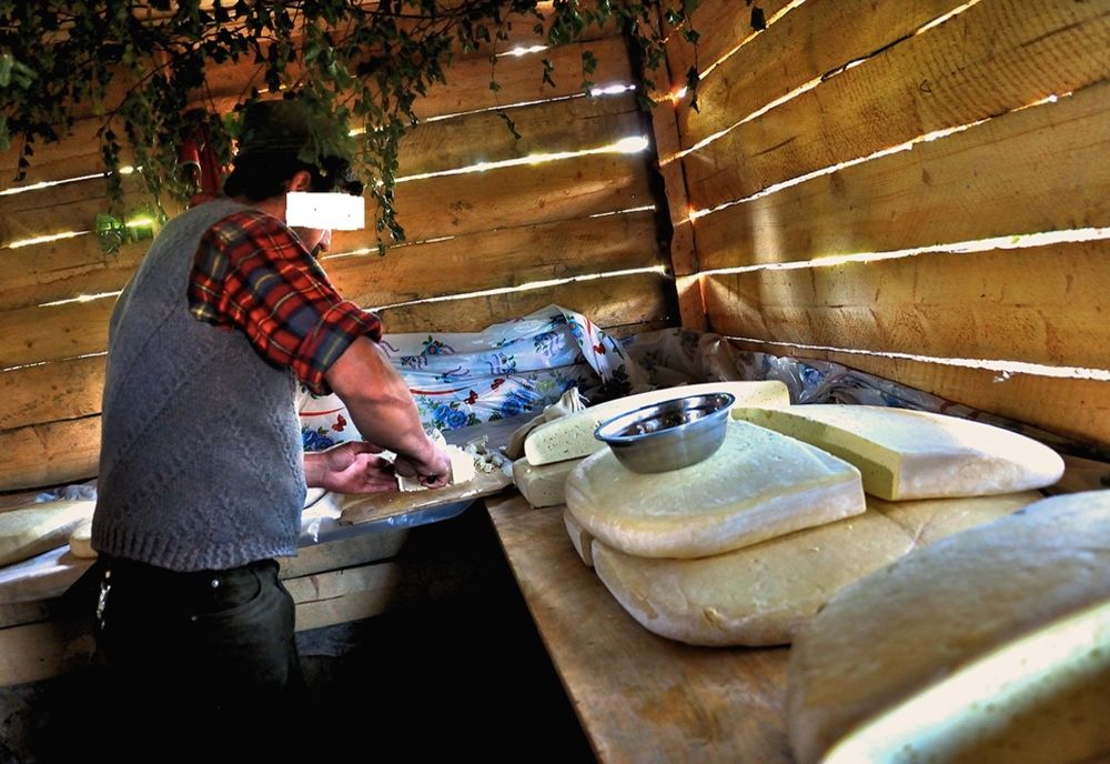 Condamnat după ce a furat brânză şi o pereche de cizme