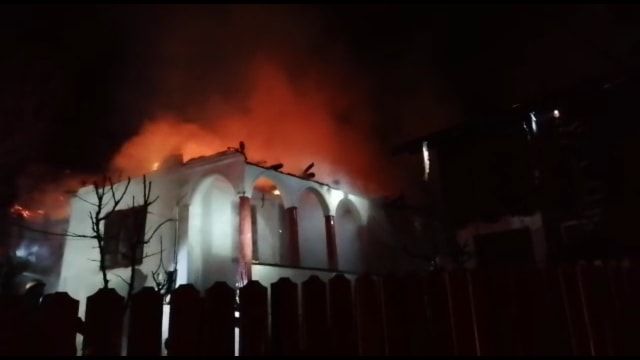 Au petrecut Crăciunul și le-a ars casa de vacanta 1