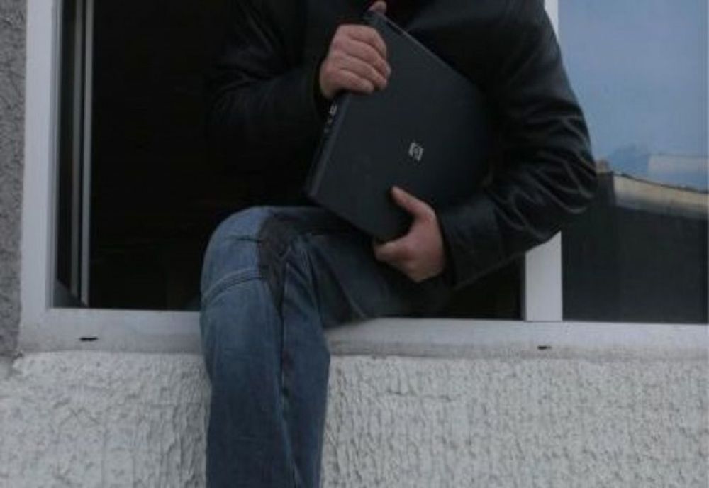 Au furat bijuterii şi electronice de mii de euro