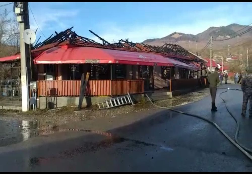 Magazin alimentar distrus de incendiu în comuna Sălătrucu!