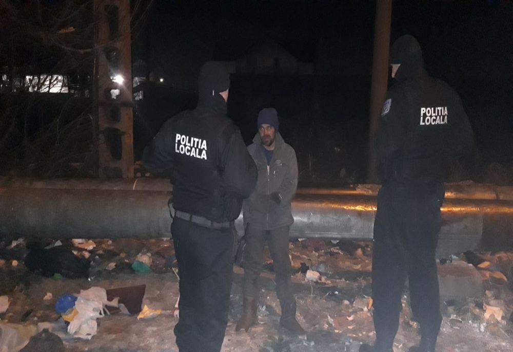 Oamenii străzii s-au încălzit cu ceai de la poliţiştii locali