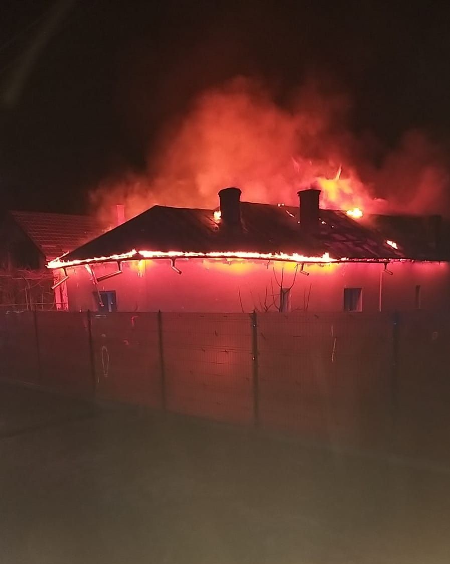 Incendiu puternic la o casă din Căteasca! (2)