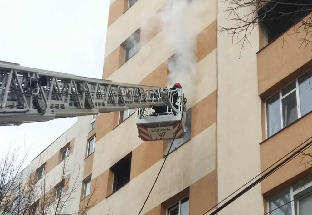 Video-Incendiu la un bloc turn din Pitești!