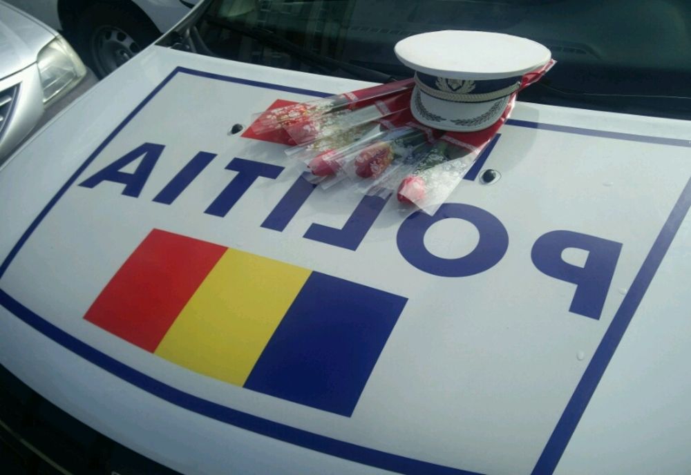 Şoferiţe din Argeş "amendate" cu flori de poliţiştii rutieri
