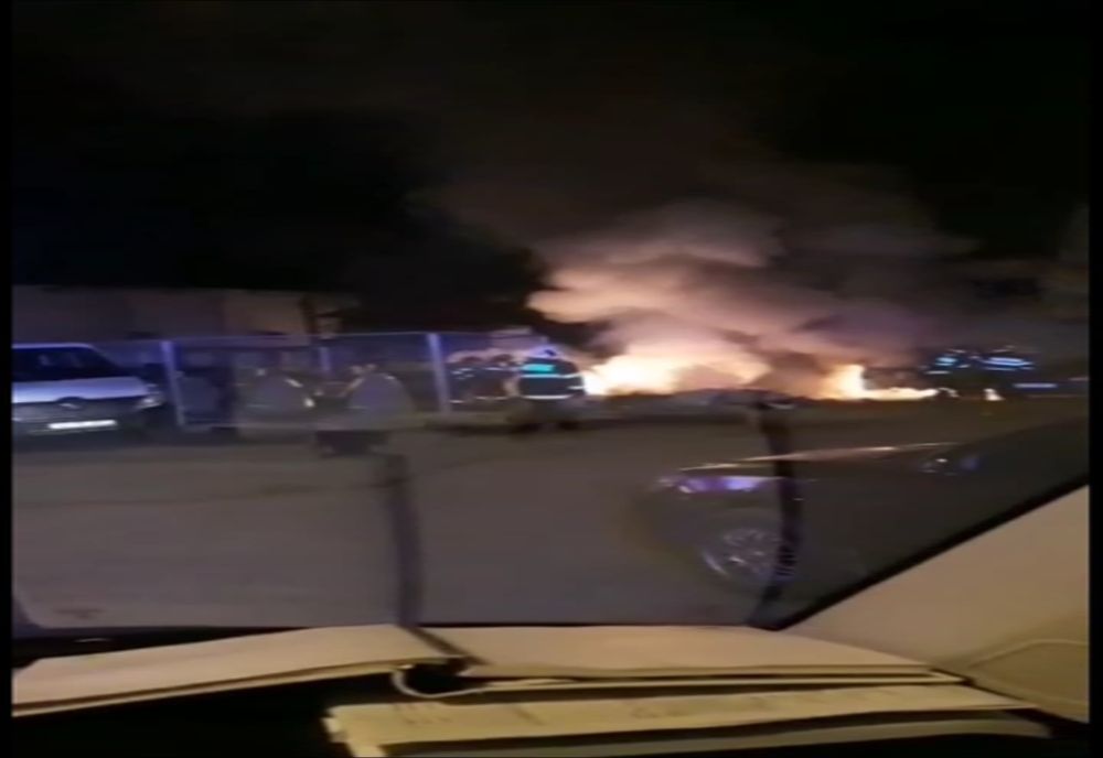 Video-Oamenii străzii au incendiat o mașină dând foc la gunoi