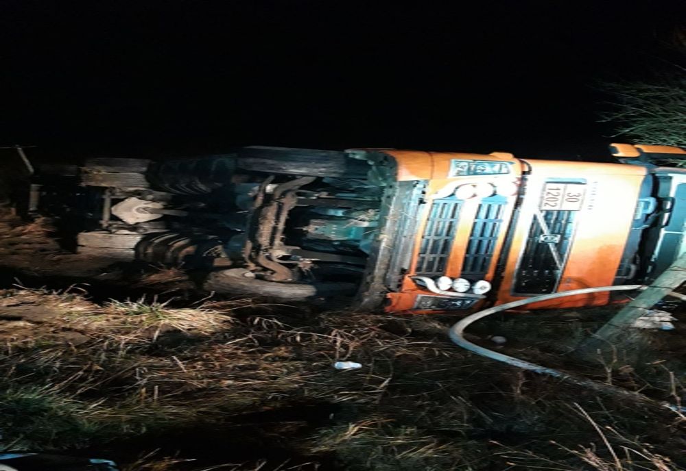 Cisternă cu 15 tone de combustibil, răsturnată în Argeș
