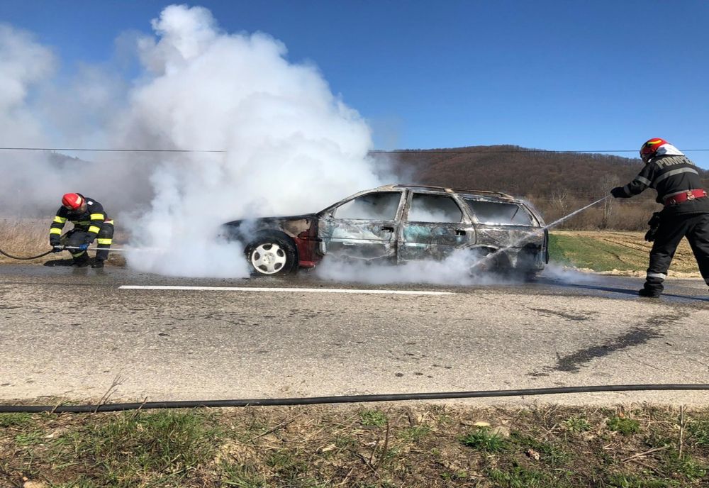 Video- O mașină a luat foc în timpul mersului