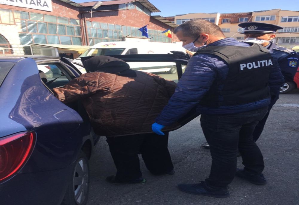 Doi poliţişti au venit în ajutorul unei bătrâne neputincioase!