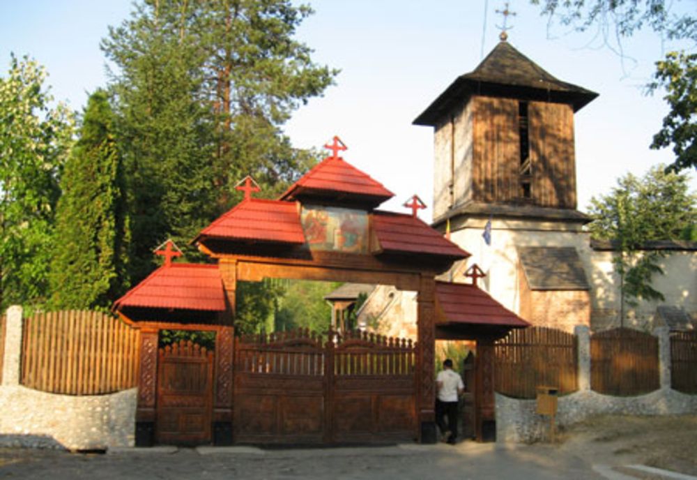 Se ascundea la mănăstire ca să scape de închisoare!