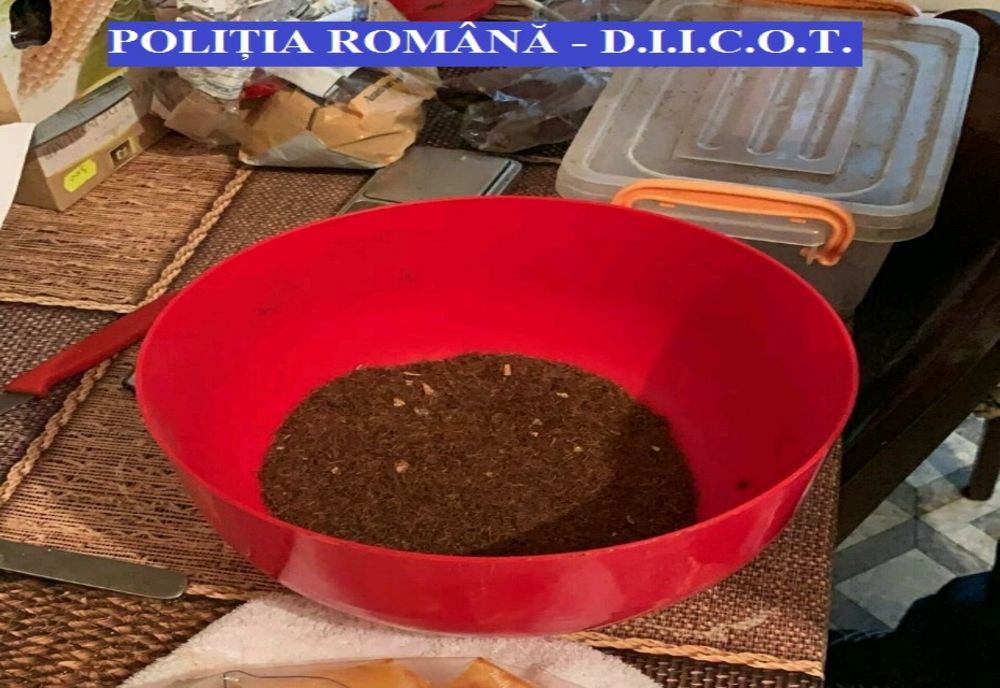 Video-Gardian de la Penitenciarul Mioveni suspectat că vindea droguri deținuților