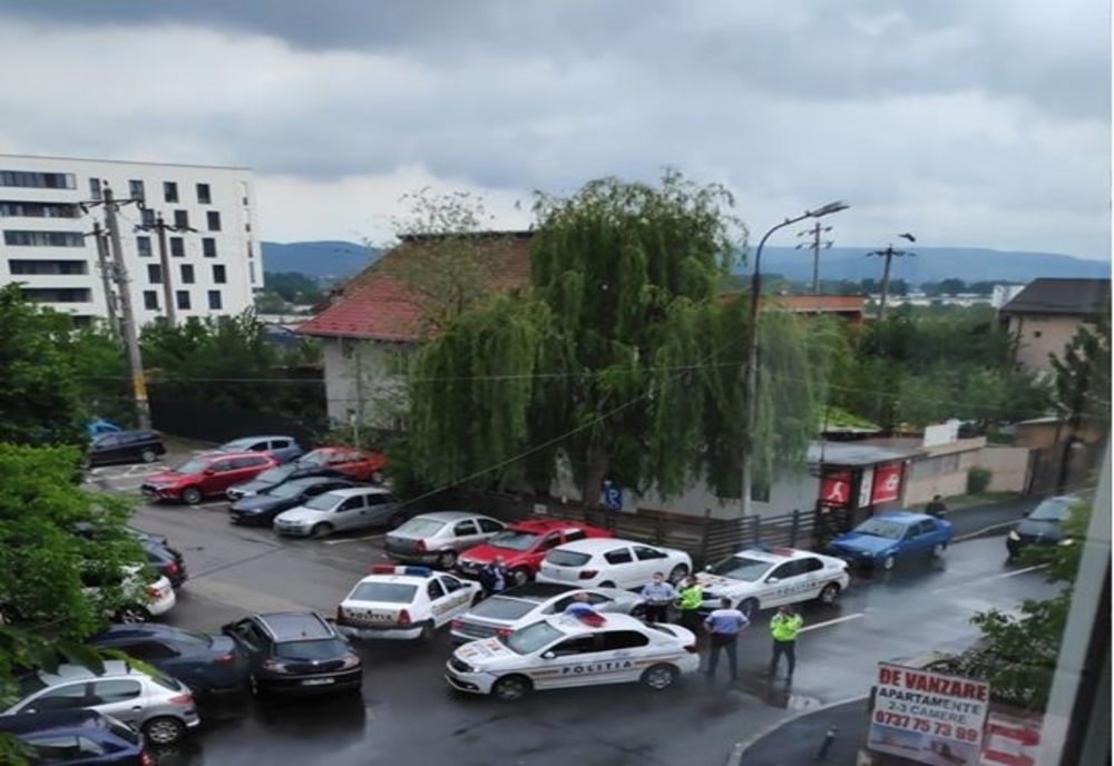 Doi indivizi urmăriți național capturați de polițiști în Pitești