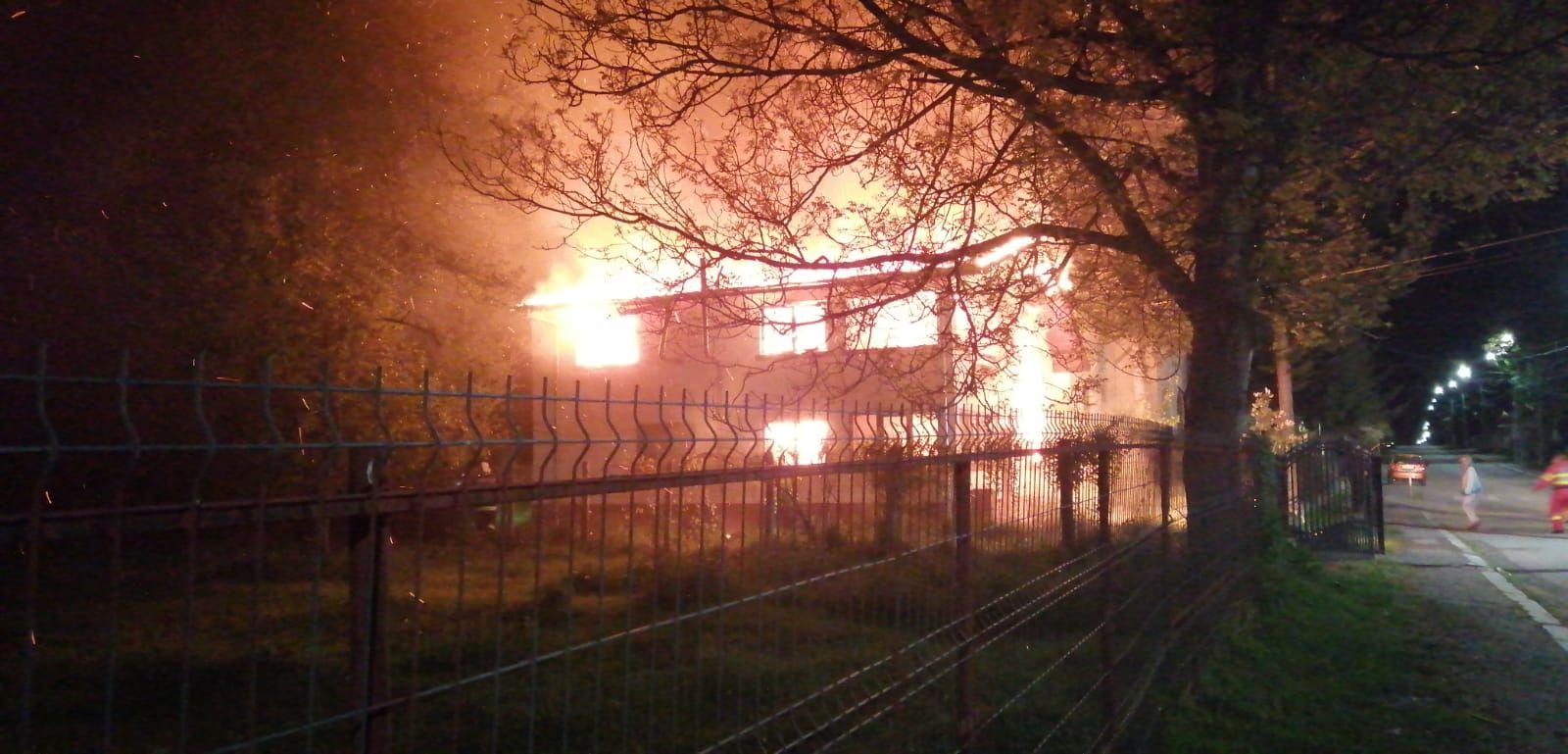 O vilă din Stoenești a ars ca o torță (1)