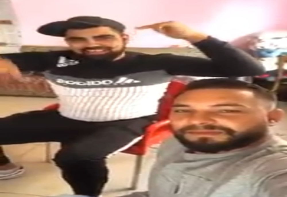 S-au filmat la chef şi s-au trezit cu mascaţii la uşă!