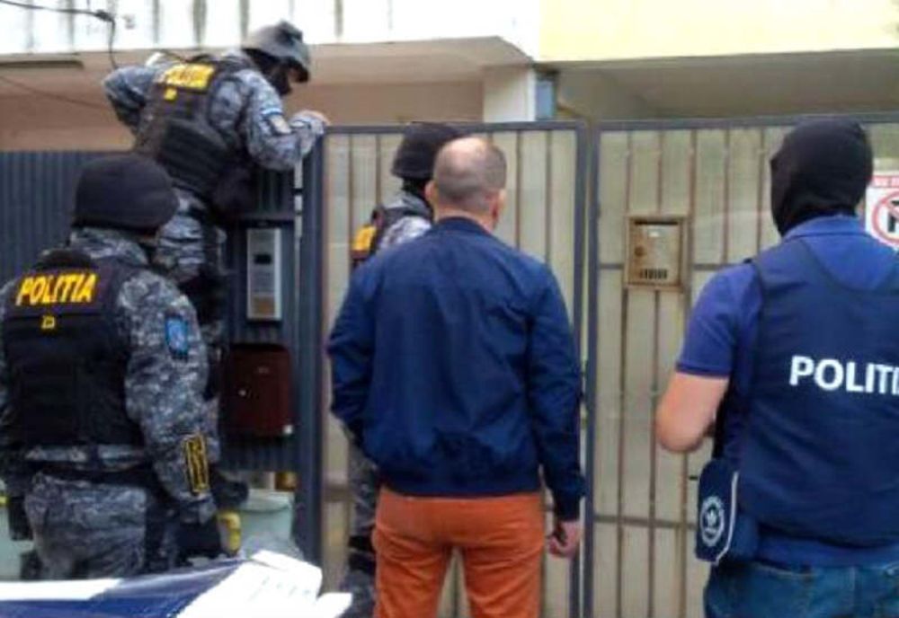 Urmărit naţional încarcerat, după ce a falsificat un cont de Facebook