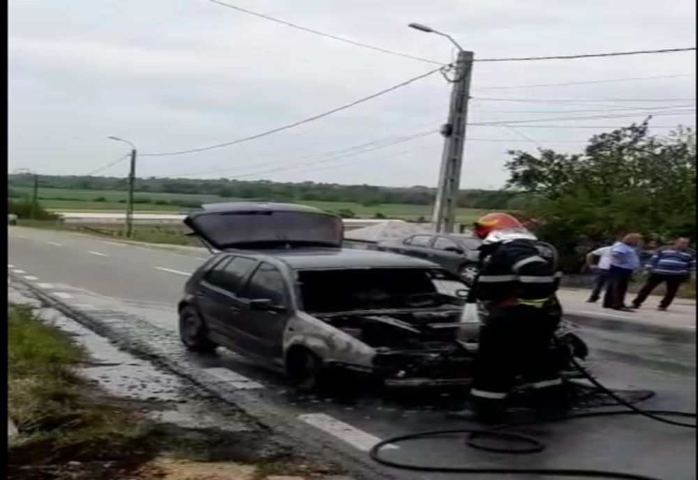 Mașină cuprinsă de foc în comuna Buzoești!