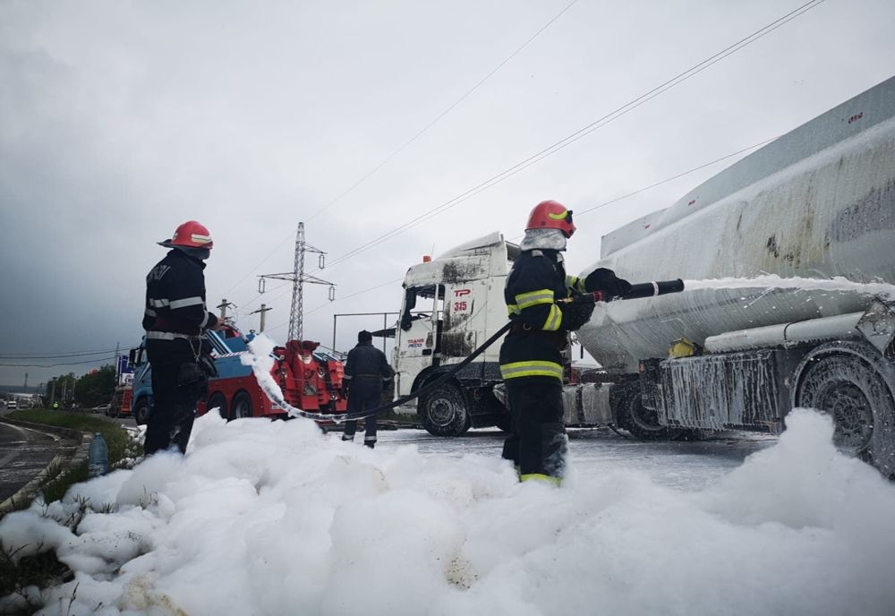 Cisterna răsturnată la ieşirea de pe A1 a fost ridicată cu o macara!