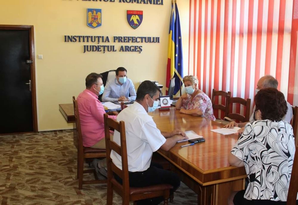 Întâlnire cu medicii de familie, președintele Colegiului Medicilor și reprezentanții DSP, CAS la Prefectura Argeș
