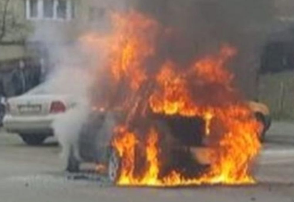 Pitești: Autoturism în flăcări