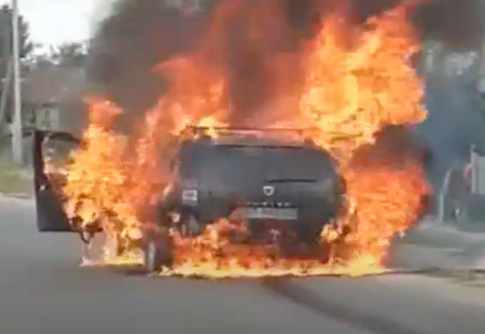 O mașină a luat foc în mers pe o șosea din Argeș