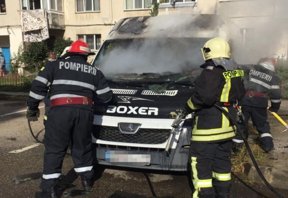 Autoutilitară în flăcări