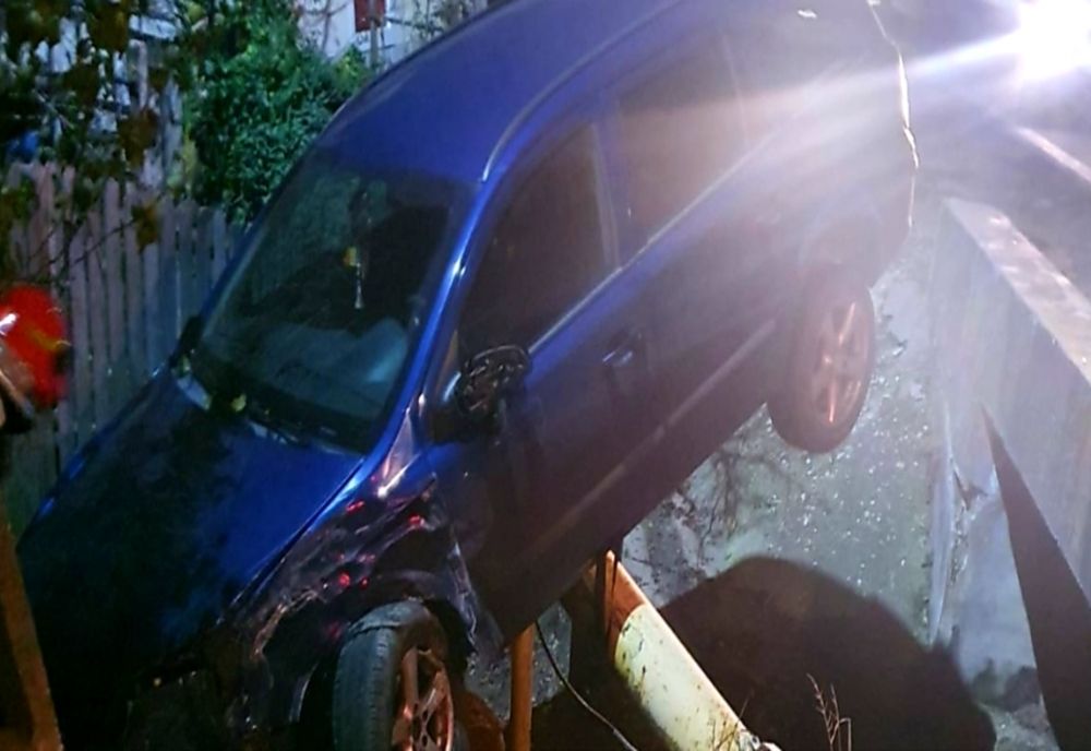 Mașină suspendată pe o conductă de transport gaze