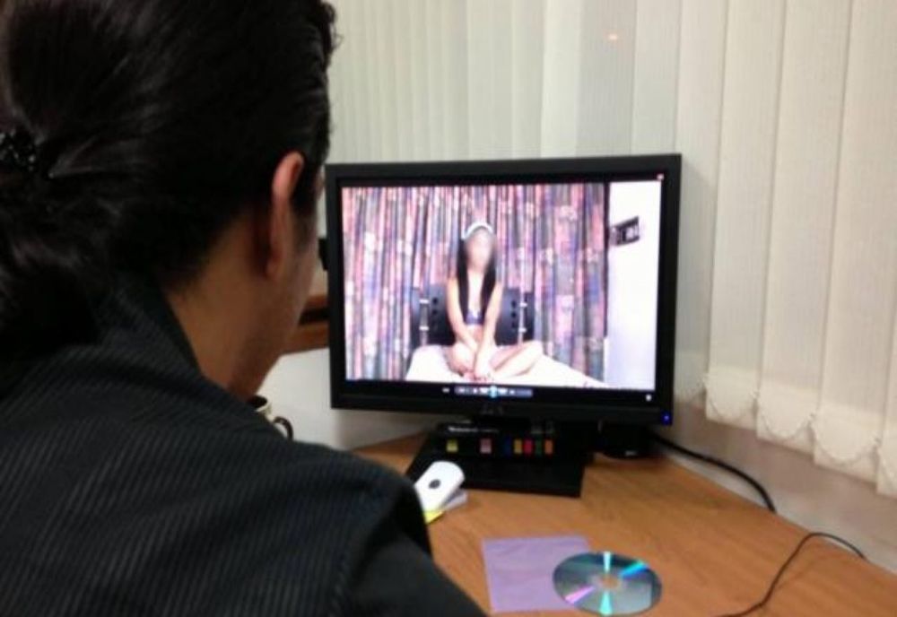 Bărbat reţinut de poliţişti! Este acuzat de pornografie, act sexual cu un minor şi şantaj