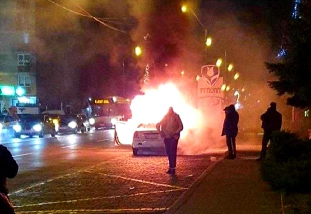 Autoturism în flăcări pe stradă