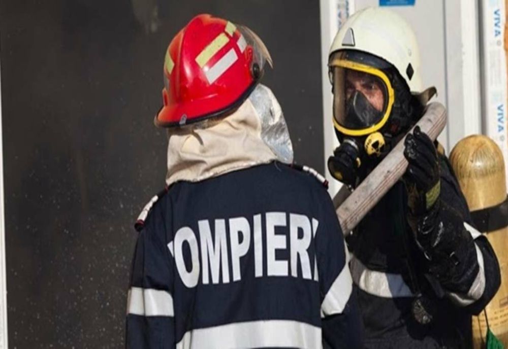 20 de persoane evacuate după ce un incendiu le-a cuprins blocul. Patru copii au făcut atacuri de panică