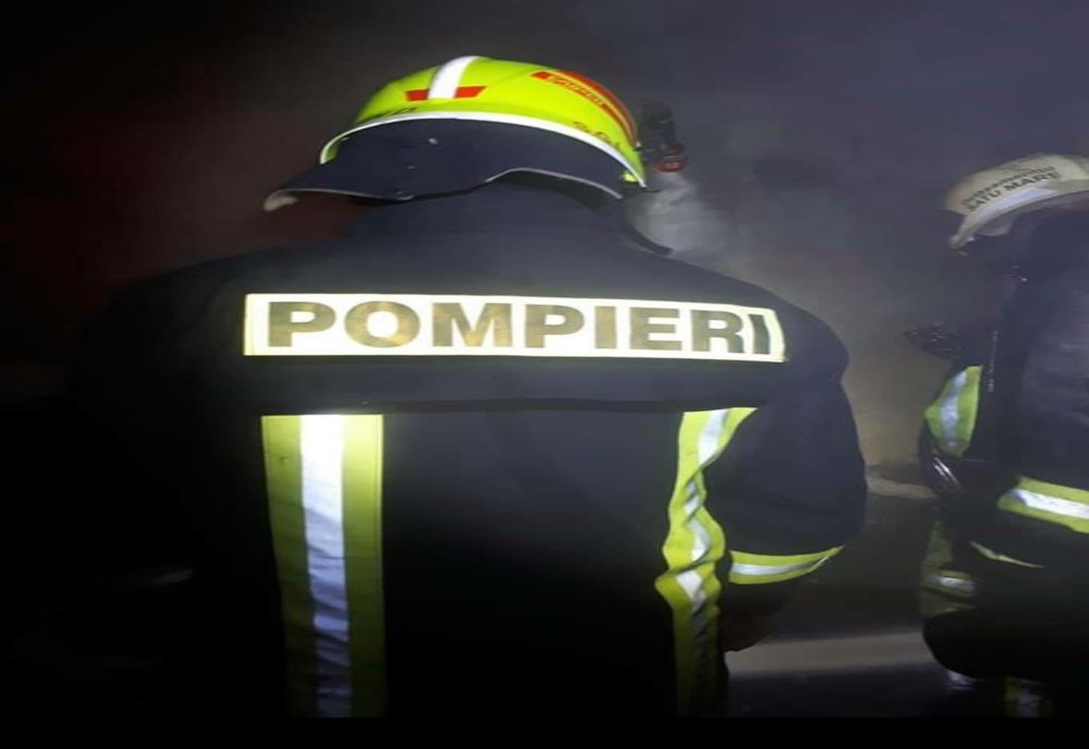 VIDEO: Dezastru de Crăciun. Locuinţă distrusă de flăcări