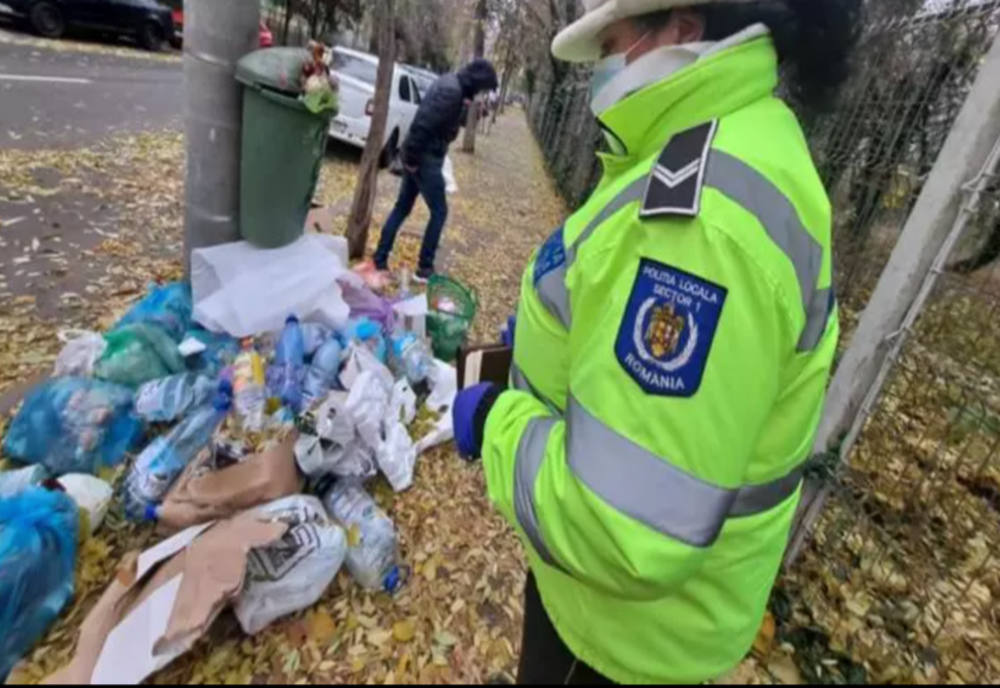 Familie evacuată din imobil după ce a aruncat gunoi de la geam