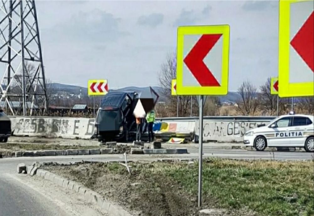 A ajuns cu mașina pe parapet