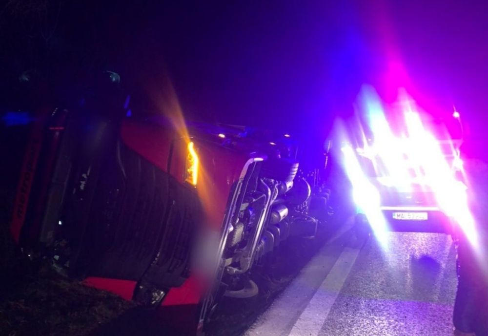 Un tir s-a răsturnat și a ieșit de pe carosabil în această dimineață