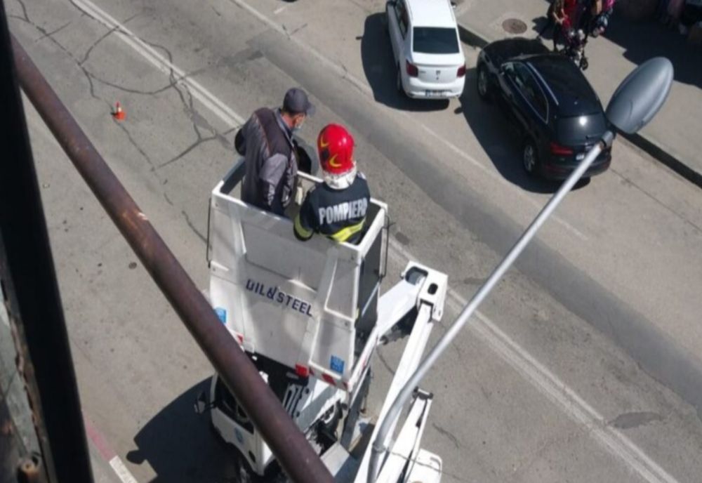 Tencuială desprinsă de pe un balcon în Mioveni