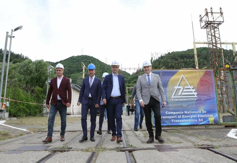 Linia Electrică Aeriană Porţile de Fier– Reşiţa, realizată în proporţie de 60%. Lungimea totalã a liniei va fi de 117 kilometri 